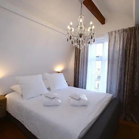 Luxury Apartment *